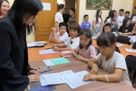 Nguyên Mai Huong, consule général du Vietnam à Iekaterinbourg,, visite une classe de vietnamien à Oufa. Photo : VNA