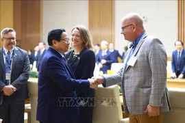 Le Premier ministre Pham Minh Chinh (gauche) et des dirigeants d'universités américaines se rendant au Vietnam pour participer au Programme de partenariat universitaire international (IAPP). Photo: VNA