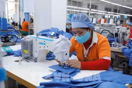 Le marché intérieur offre aujourd'hui un vaste potentiel aux entreprises vietnamiennes de textile-habillement et de chaussures, devenant un appui essentiel lorsque les exportations rencontrent des difficultés. Photo : VNA