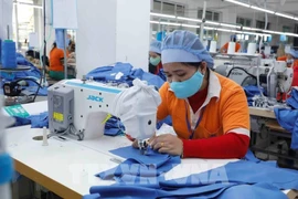 Le marché intérieur offre aujourd'hui un vaste potentiel aux entreprises vietnamiennes de textile-habillement et de chaussures, devenant un appui essentiel lorsque les exportations rencontrent des difficultés. Photo : VNA