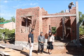Au 6 mars, le pays avait inauguré 65.564 nouveaux logements et lancé la construction de 56.074 autres en remplacement de 121.638 logements précaires et délabrés, selon le Bureau national pour la réduction de la pauvreté. Photo : VNA