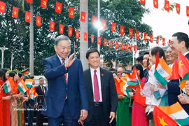 Le secrétaire général du Parti communiste du Vietnam et président de la République, To Lam, rencontre le personnel de l’ambassade et des représentants de la communauté vietnamienne en Inde. Photo: VNA