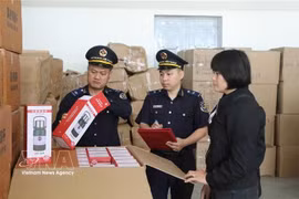 Des douaniers au poste frontière de Tan Thanh (province de Lang Son) inspectent la conception et le type de marchandises dans la zone d'inspection à l'importation. Photo : VNA
