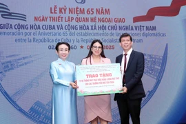 Truong Thi Hien, présidente de l'Association d'amitié Vietnam-Cuba de Hô Chi Minh-Ville, et Nguyen Khac Van, rédacteur en chef par intérim du journal Saigon Giai Phong, remettent symboliquement 15 systèmes d'énergie solaire en faveur d'écoles primaires cubaines à Ariadne Feo Labrada, consule générale de Cuba à Hô Chi Minh-Ville. Photo : VNA