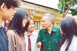 Des membres du projet "Chuyen thoi binh" (Histoires du temps de paix) écoutent le témoignage du vétéran de guerre blessé Do Dang Khuay au Centre de réadaptation pour invalides de guerre de Thuan Thanh. Photo: nhandan