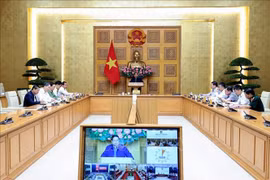 Face à la gravité des pluies et inondations au Centre ces derniers jours, le Premier ministre Pham Minh Chinh a présidé, le matin du 29 octobre, une conférence d’urgence sous format hybride afin de coordonner une réponse rapide et efficace visant à minimiser les dégâts. Photo : VNA