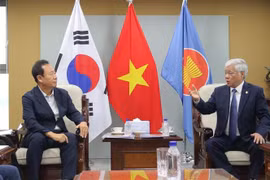 Dô Van Chiên, président du Comité central du FPV (droite), fait quelques propositions pour le projet de village vietnamien que le district de Bonghwa met en œuvre. Photo: VNA