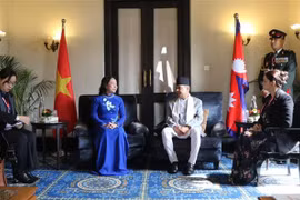 Le vice-président népalais Ram Sahaya Prasad Yadav et son homologue vietnamienne Vo Thi Anh Xuan lors de leur entretien le 24 août à Katmandou. Photo : VNA