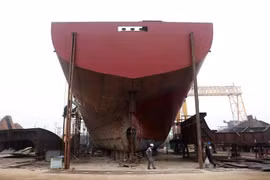 Construction de nouveaux navires au chantier naval de Phu An, district de Truc Ninh, province de Nam Dinh. Photo: VNA