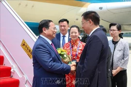 Le Premier ministre Pham Minh Chinh (gauche) est arrivé à Tianjin, entamant sa visite en Chine pour participer à la 16e Réunion annuelle des nouveaux champions du Forum économique mondial (WEF Tianjin 2025) et mener des activités bilatérales. Photo: VNA