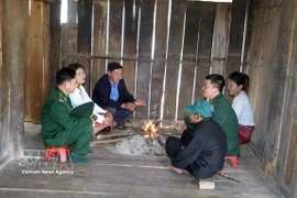 Des gardes-frontières et des chefs de village ont visité chaque foyer Chứt du village de Rào Tre, dans la province de Hà Tĩnh, afin de diffuser des informations sur les élections. (Photo : VNA)