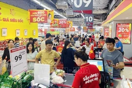 Faire des achats au supermarché Winmart. Photo: VNA