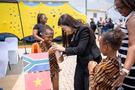 Le Thi Bich Tran, épouse du Premier ministre Pham Minh Chinh, rend visite aux habitants de Tsakane (Afrique du Sud) et leur offre des cadeaux. Photo : VNA