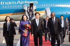 Le président Luong Cuong et son épouse sont arrivés à l'aéroport international Quatro de Fevereiro, entamant leur visite d'État en République d'Angola. Photo: VNA