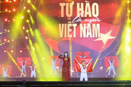 Le spectacle artistique spécial intitulé « Fiers d’être Vietnamiens » s’est tenu dans la soirée du 17 août sur la place du Stade national My Dinh. Photo : VNA