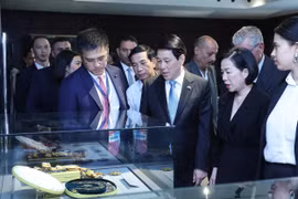 Le président vietnamien Luong Cuong, accompagné de son épouse et d’une délégation de haut niveau, se rend au musée Gamal Abdel Nasser, au Caire, dans l’après-midi du 5 août. Photo : VNA