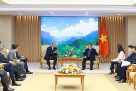 Le Premier ministre Pham Minh Chinh (droite) reçoit Renato Costa, directeur général de la société Friboi du groupe JBS S.A (Brésil). Photo : VNA