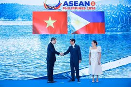 Le président philippin Ferdinand Romualdez Marcos Jr., président de l’ASEAN pour l’année 2026, accueille le Premier ministre vietnamien Le Minh Hung (gauche), à l’occasion du 48e Sommet de l’ASEAN. Photo: VNA 