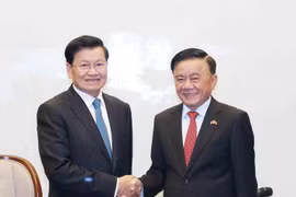 Tran Cam Tu, membre du Bureau politique et membre permanent du Secrétariat du Comité central du Parti (droite) et le secrétaire général du Parti populaire révolutionnaire lao (PPRL) et président lao, Thongloun Sisoulith. Photo: VNA