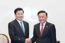 Tran Cam Tu, membre du Bureau politique et membre permanent du Secrétariat du Comité central du Parti (droite) et le secrétaire général du Parti populaire révolutionnaire lao (PPRL) et président lao, Thongloun Sisoulith. Photo: VNA