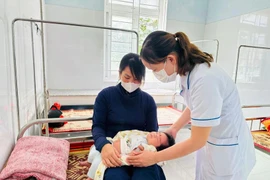 Examen de santé pour les enfants après la vaccination. Photo: VietnamPlus