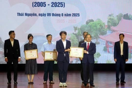 Le Comité populaire provincial de Thai Nguyên remet des satisfecit à 12 collectifs et individus ayant réalisé des résultats exceptionnels dans les activités des affaires étrangères entre Thai Nguyên et Gyeongsang du Nord. Photo : VNA