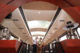 L’intérieur allie style classique et modernité : boiseries, éclairage doux, motifs inspirés de l’ancien Hanoï. Photo: VNA 