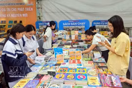 Des expositions et des présentations de livres contribuent à promouvoir la lecture au sein de la communauté. Photo : VNA