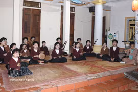 Les clubs de chant Xâm de la commune de Yen Tu constituent des espaces privilégiés où les mélodies anciennes sont conservées, pratiquées et transmises de manière méthodique. Photo : VNA.
