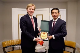 Le général Phan Van Giang, ministre vietnamien de la Défense (droite) et Elbridge A. Colby, sous-secrétaire américain à la Guerre chargé des politiques. Photo: VNA