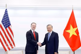 Le secrétaire général du Parti communiste du Vietnam, To Lam (droite) et le représentant américain au commerce (USTR), l’ambassadeur Jamieson Greer. Photo: VNA