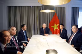 Le secrétaire général To Lam s’entretient par téléphone avec l’ancien sénateur américain Patrick Leahy. Photo: VNA