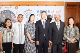 L'ambassadeur du Vietnam en République tchèque, Duong Hoài Nam (centre) et son épouse, en compagnie de représentants des ambassades de l'ASEAN lors de la cérémonie d'ouverture. Photo : VNA