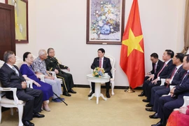 Le président vietnamien, Luong Cuong, rencontre des représentants des familles de personnalités chinoises ayant contribué à l’amitié bilatérale. Photo : VNA