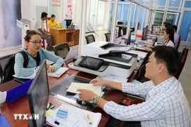 Traitement des procédures administratives au centre de services de l'administration publique du quartier de Trà Vinh. Photo: VNA 