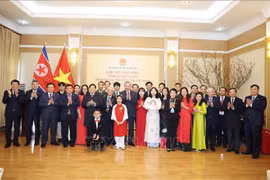 Le secrétaire général du Parti Tô Lâm et le personnel de l'ambassade du Vietnam à Pyongyang. Photo: VNA