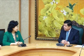 Le vice-Premier ministre Nguyên Chi Dung et la professeure Tao Yitao, directrice du Centre chinois de recherche sur les zones économiques spéciales (CCSEZR). Photo: VNA