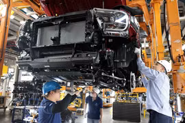 Ligne de soudage des châssis de voitures particulières à l'usine Ford de Hai Duong. Photo : VNA