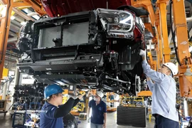 Ligne de soudage des châssis de voitures particulières à l'usine Ford de Hai Duong. Photo : VNA