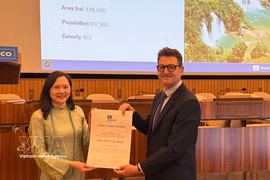 Au nom de la délégation vietnamienne, l'ambassadrice Nguyen Thi Van Anh, cheffe de la mission permanente du Vietnam auprès de l'UNESCO, a reçu le certificat de re-reconnaissance du géoparc mondial de Non Nuoc Cao Bang. Photo : VNA