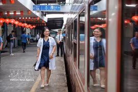 Le médecin Nguyen Mai Huong avant de monter dans le train pour aller travailler. Photo : VNA.