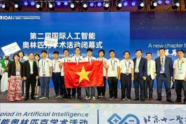 L'équipe nationale du Vietnam obtiennent des résultats remarquables, tant en épreuves individuelles qu'en épreuves par équipe, lors de l'IOAI 2025, organisée à Pékin, en Chine. Photo : VNA