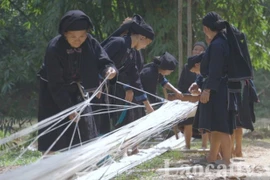 Pendant leur temps libre, les femmes du hameau Mà Phô se retrouvent pour tisser ensemble. Photo: laocaitv.vn