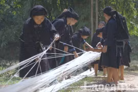 Pendant leur temps libre, les femmes du hameau Mà Phô se retrouvent pour tisser ensemble. Photo: laocaitv.vn