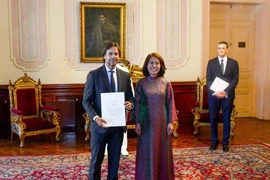 L'ambassadrice du Vietnam en Argentine et en Uruguay, Ngo Minh Nguyet, présente ses lettres de créance au président uruguayen Luis Lacalle Pou. Photo: VNA