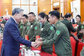 Le secrétaire général du Parti communiste du Vietnam (PCV), To Lam, rencontre 70 collectifs et individus exemplaires de la force participant à la protection de la sécurité et de l’ordre au niveau local à travers le pays. Photo : VNA