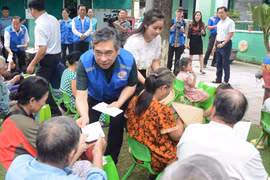 Une délégation de Hô Chi Minh-Ville distribue des cadeaux aux familles pauvres du quartier de Phu Xuan, à Hue. Photo : VNA