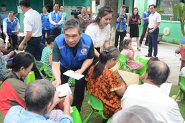 Une délégation de Hô Chi Minh-Ville distribue des cadeaux aux familles pauvres du quartier de Phu Xuan, à Hue. Photo : VNA
