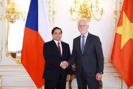 Le Premier ministre Pham Minh Chinh (gauche) rencontre le président de la République tchèque Petr Pavel. Photo: VNA