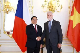 Le Premier ministre Pham Minh Chinh (gauche) rencontre le président de la République tchèque Petr Pavel. Photo: VNA